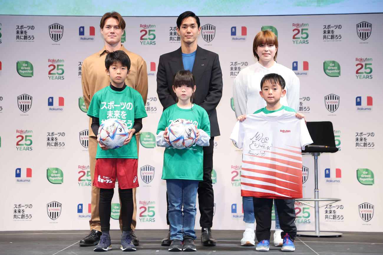 パラリンピアンの藤井美穂とともに子供たちと写真に納まる酒井高徳（後列左）と武藤嘉紀（後列中央）