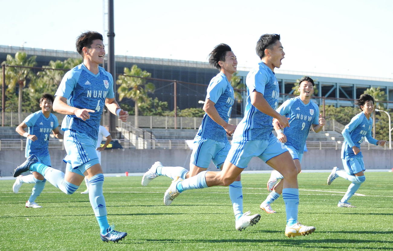 1－1の後半15分に勝ち越しゴールを決め、雄たけびを上げながらベンチに向かう坂岸（中央）