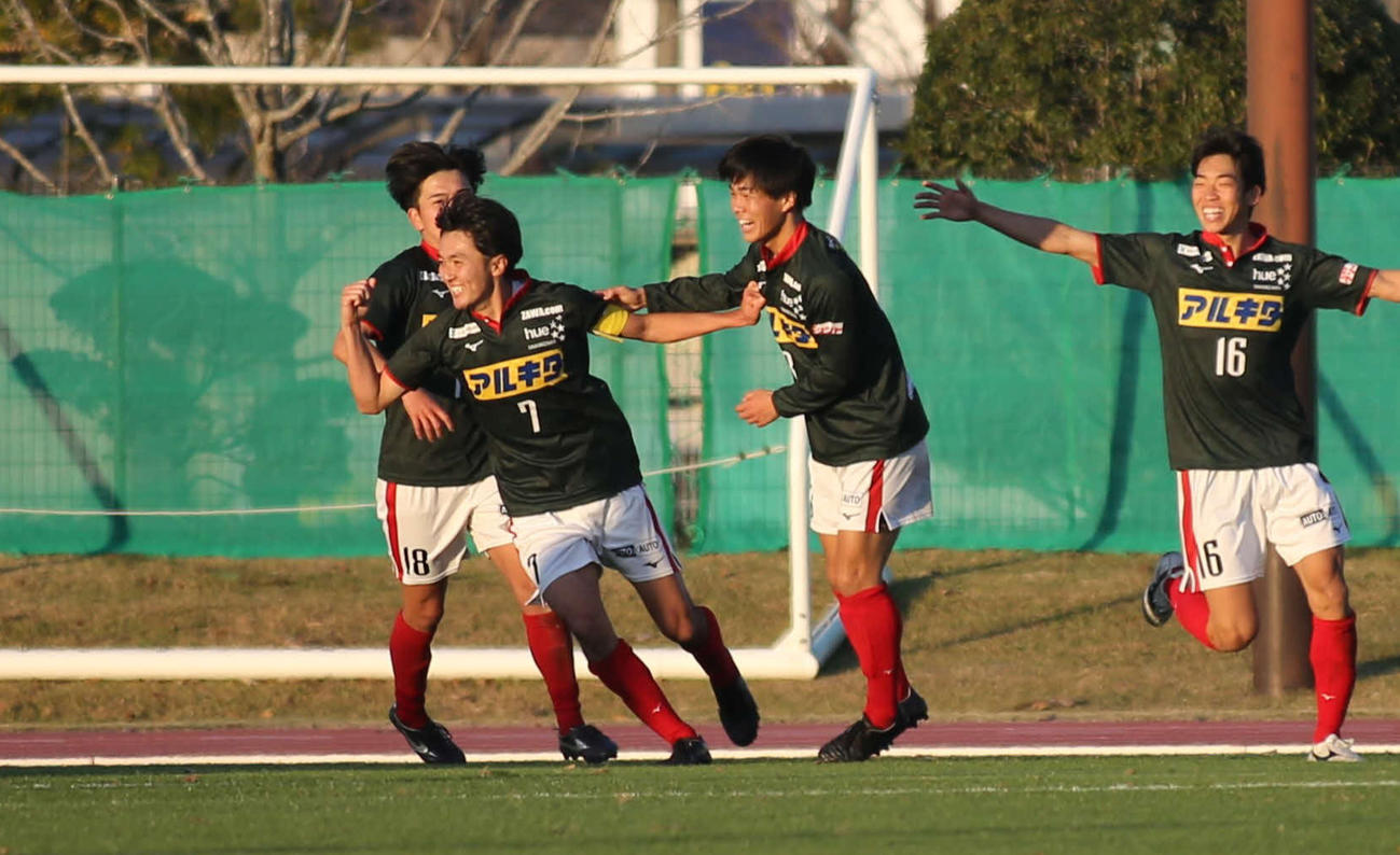 後半44分、MF縄田主将（左から2人目）がヘディングでゴールに押し込みガッツポーズ（撮影・中島洋尚）