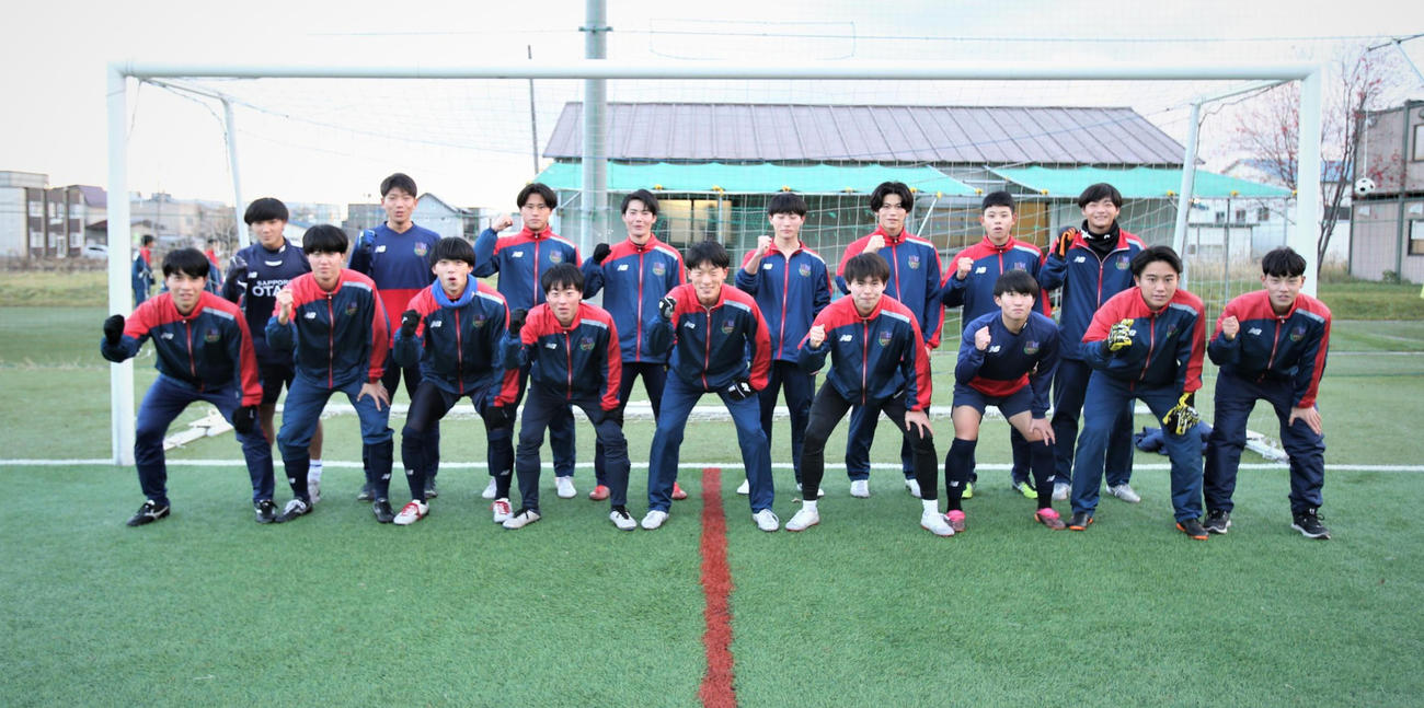 札幌大谷イレブンは、プレミアリーグのプレーオフに向けて全員で気合を入れる（撮影・中島洋尚）