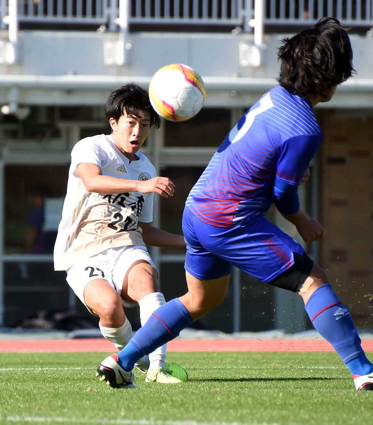 後半、4点目のゴールを決める仙台大MF本田