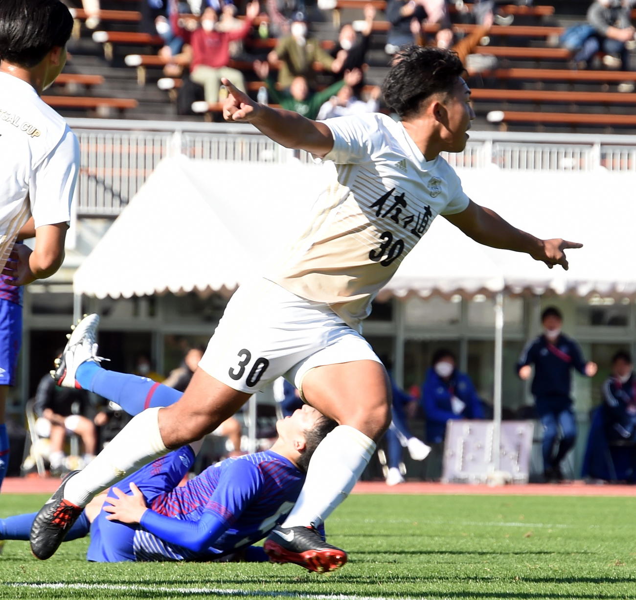 後半、勝ち越しゴールを決めて喜ぶ仙台大FW波田