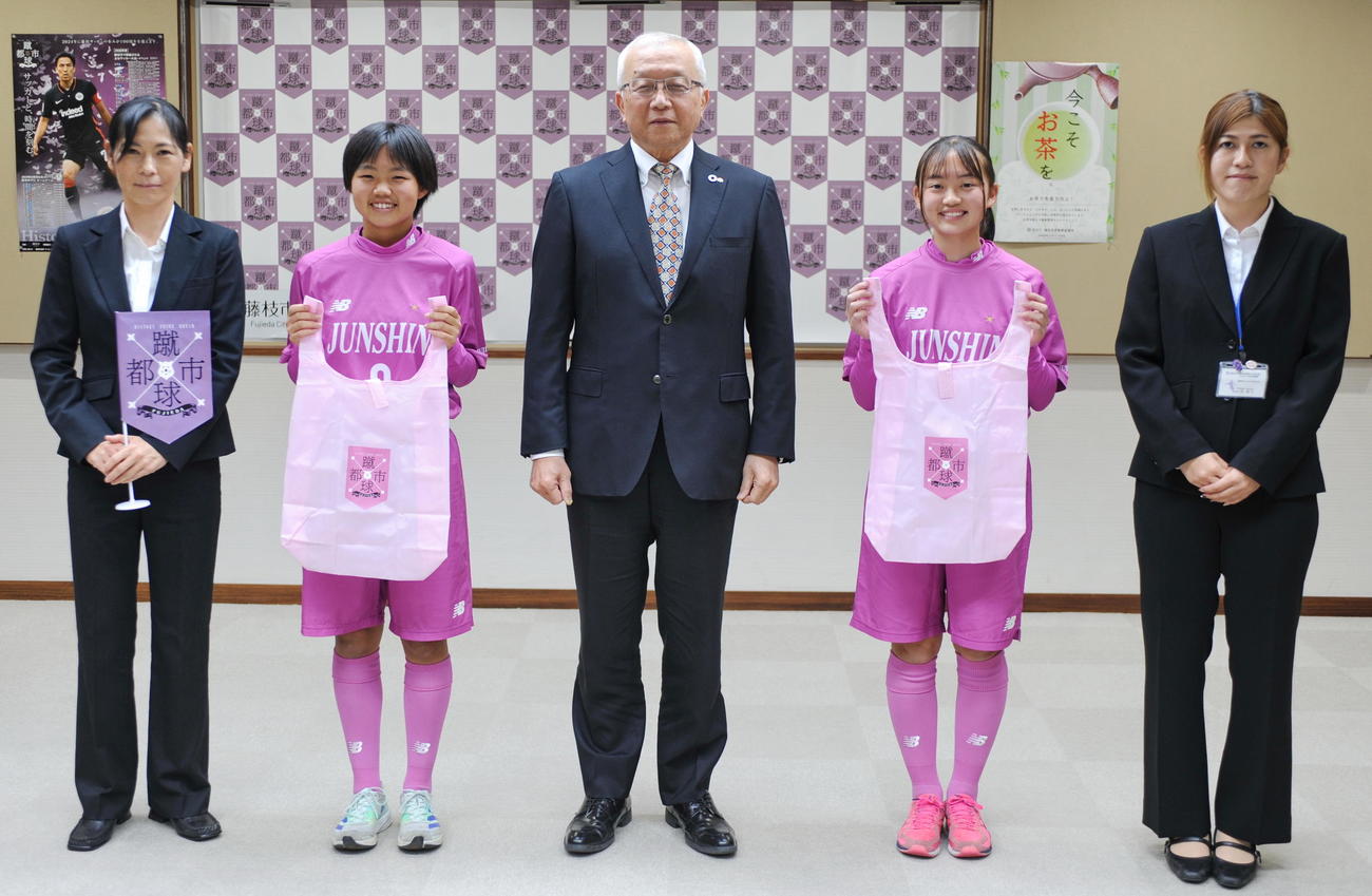 中村教育長（中央）と記念撮影に納まる藤枝順心SCジュニアユースの指導者と選手たち　