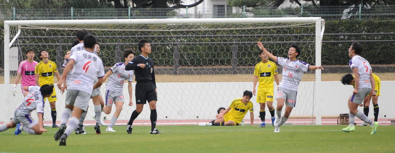 0－0の後半45分に決勝点を奪われ、ピッチに崩れ落ちる日本文理の選手たち