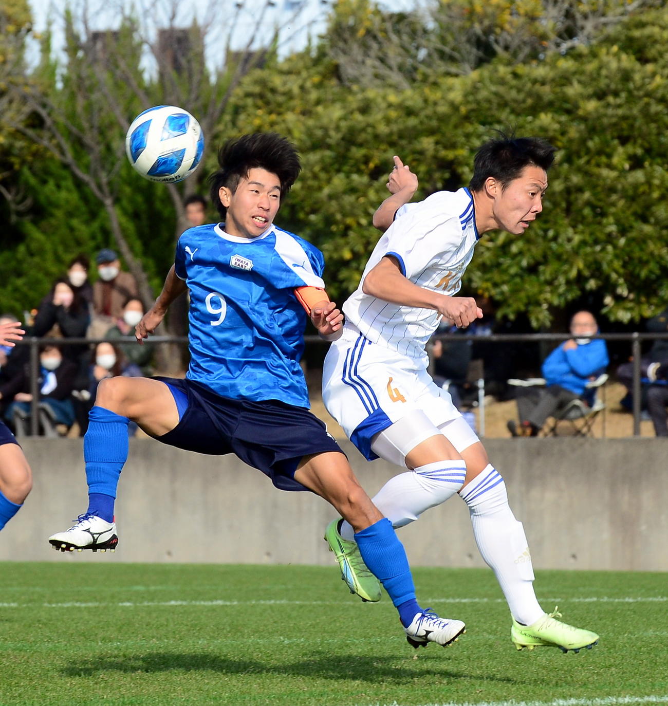 前半、ゴール前で競り合う磐田東・港（左）