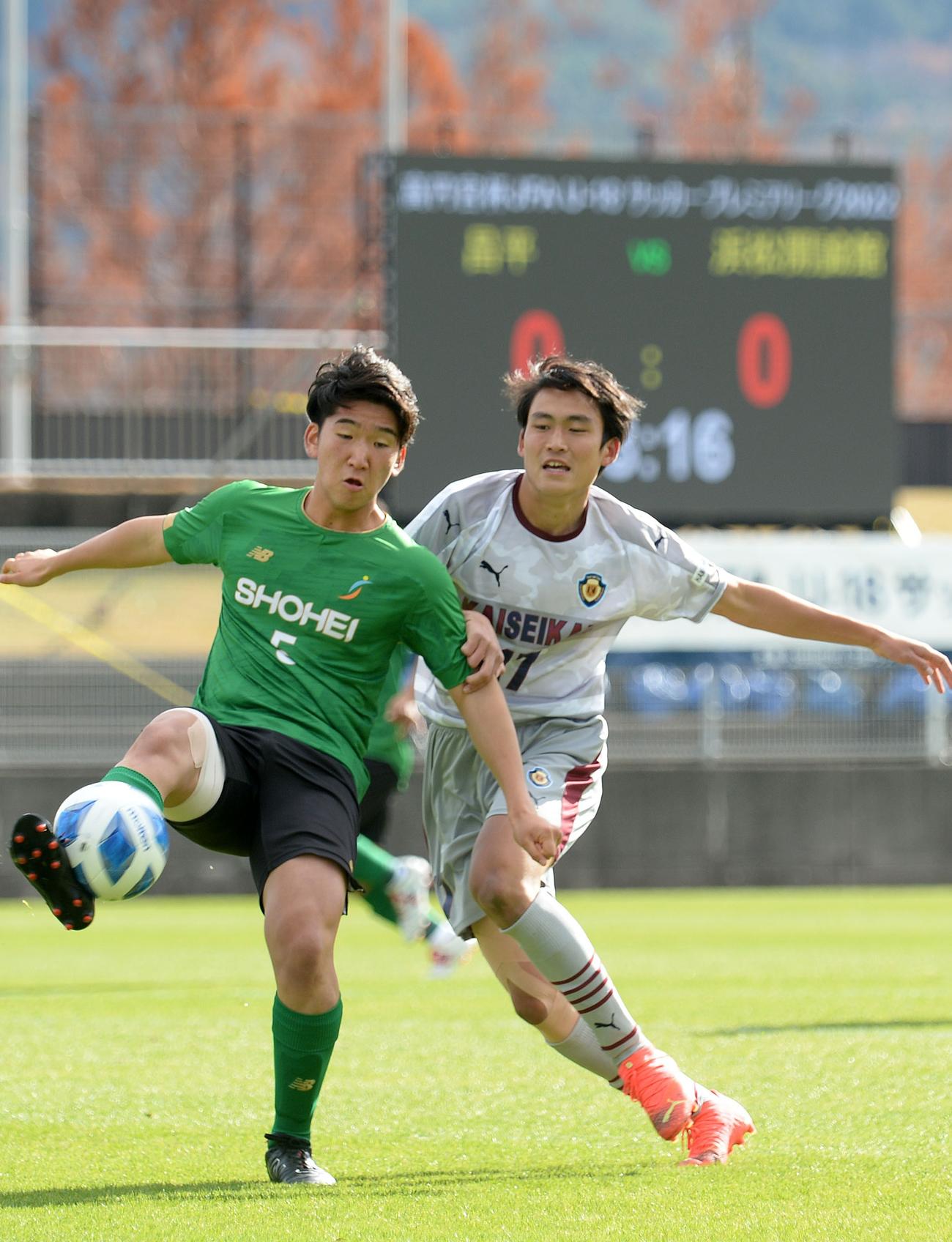 前線からボールを追う浜松開誠館FW坂上（右）