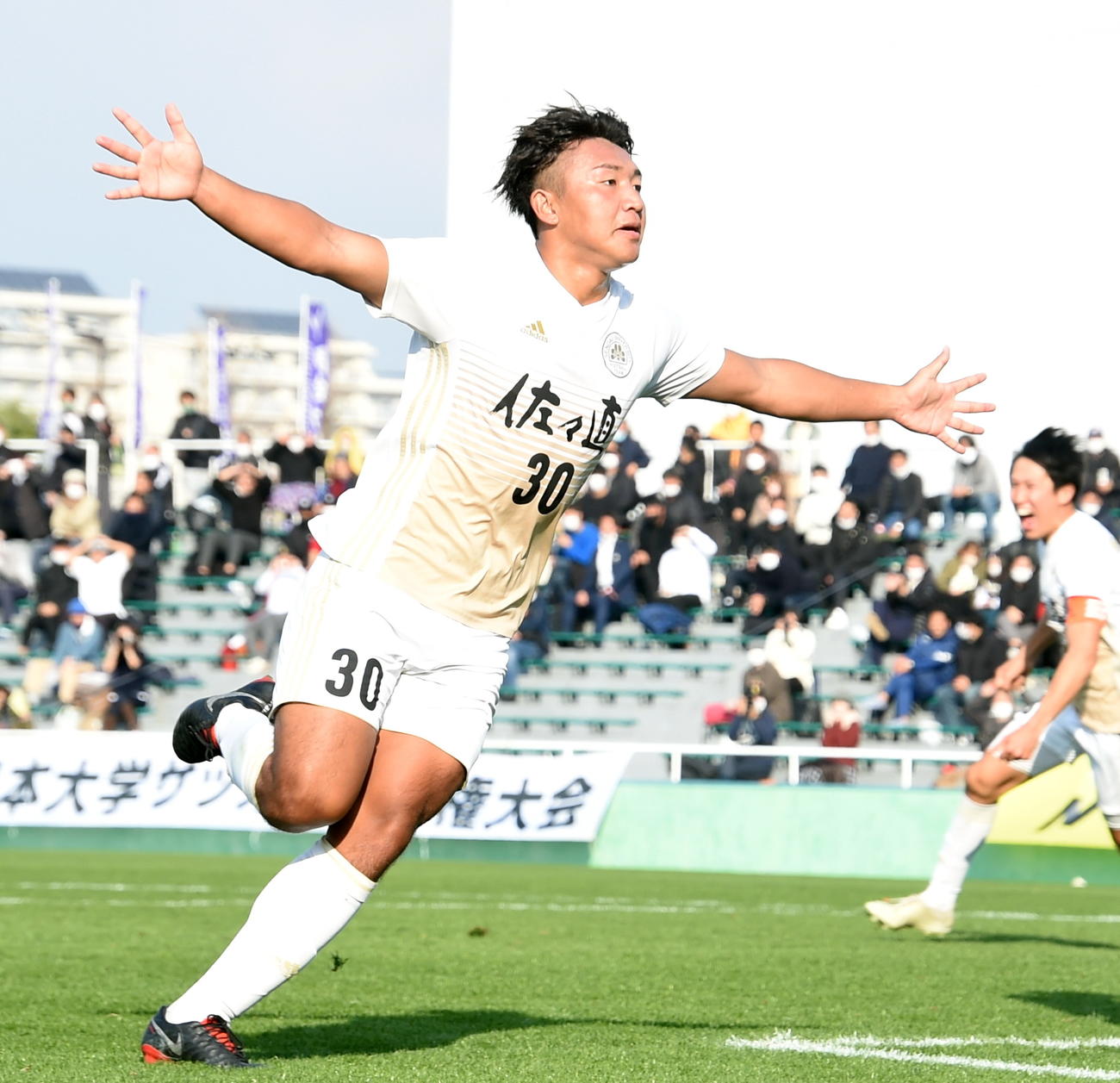 延長後半ロスタイム、勝ち越しゴールを決め両手を広げて喜ぶ仙台大FW波田（撮影・山田愛斗）