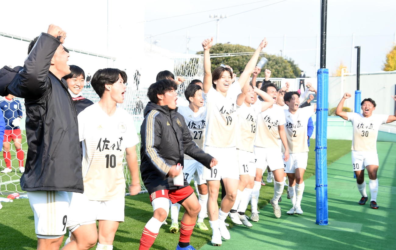 優勝候補を撃破して応援団と喜びを分かち合う仙台大の選手たち（撮影・山田愛斗）