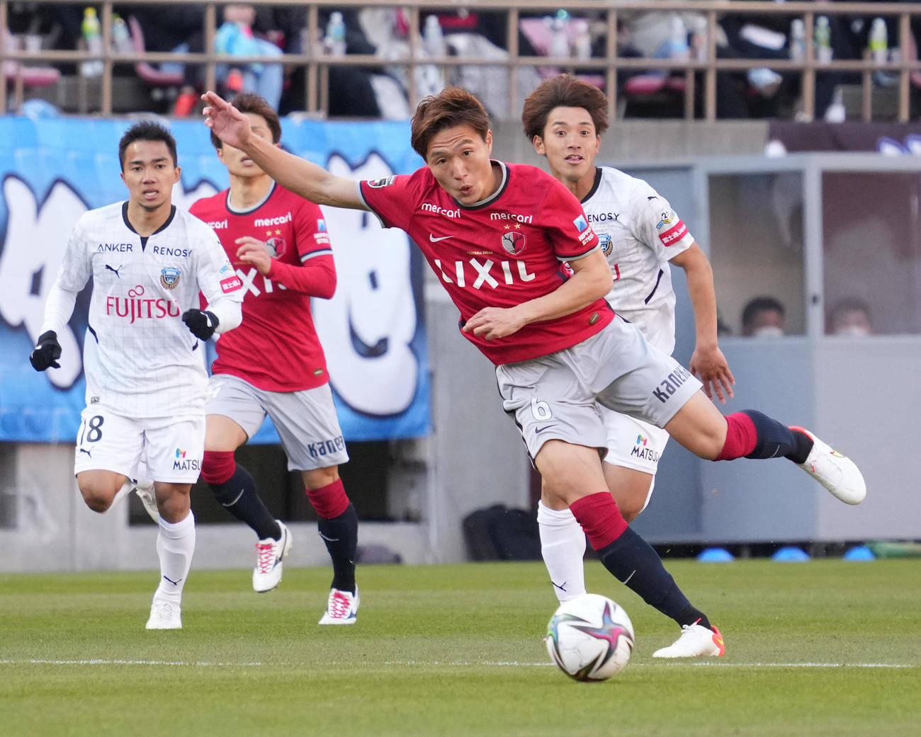 鹿島対川崎F、後半、前線にパスを出す鹿島MF三竿（2022年2月26日撮影）