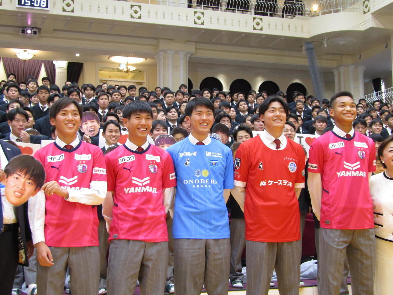 興国高の「日本プロサッカーリーグ入団内定者合同記者会見」に参加した左から、北野颯太、木下慎之輔（いずれもC大阪）、宇田光史朗（横浜FC）、春名竜聖（J2水戸）、石渡ネルソン（C大阪）
