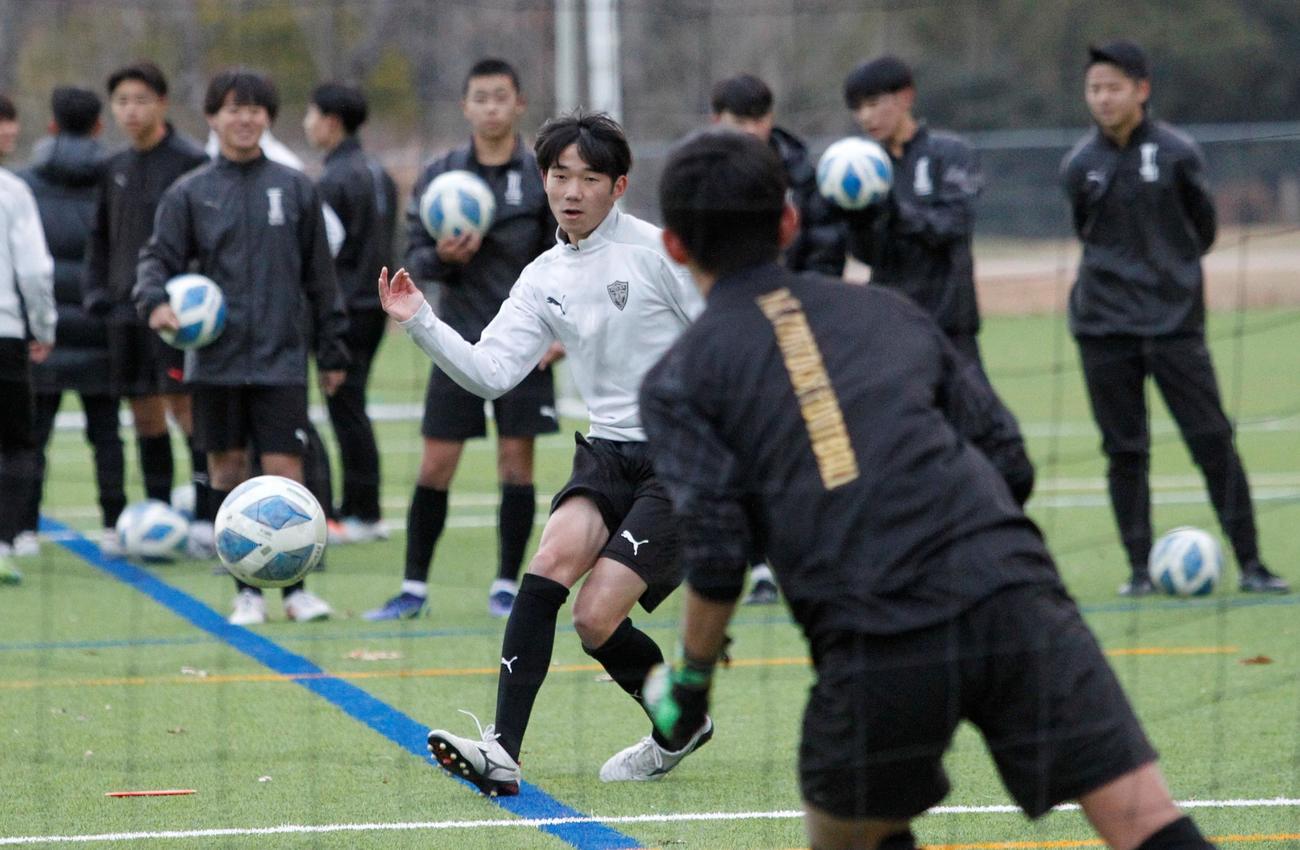 PK練習を行う飯塚の選手たち（撮影・菊川光一）