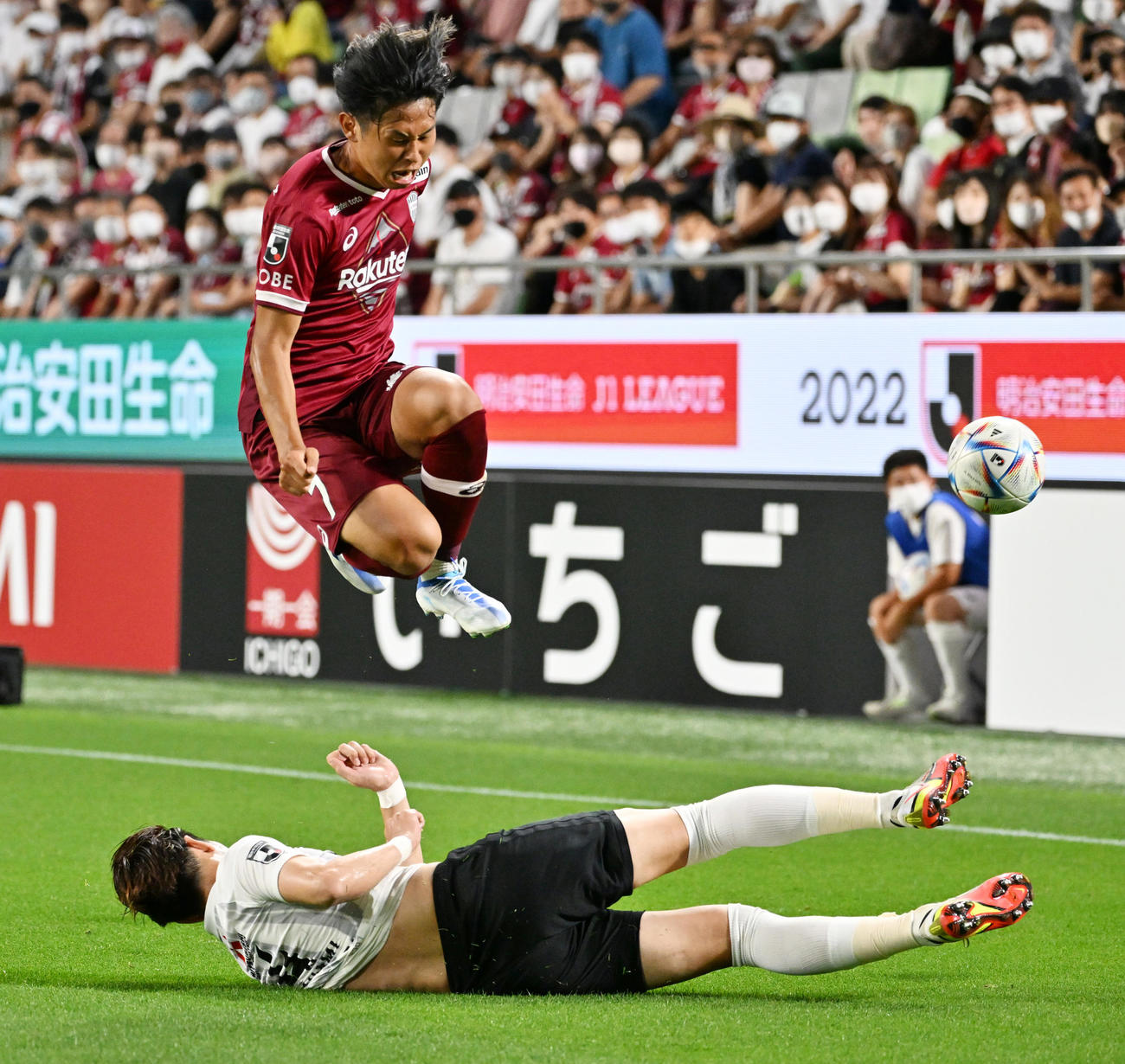 22年6月26日、浦和戦に出場した神戸郷家（上）
