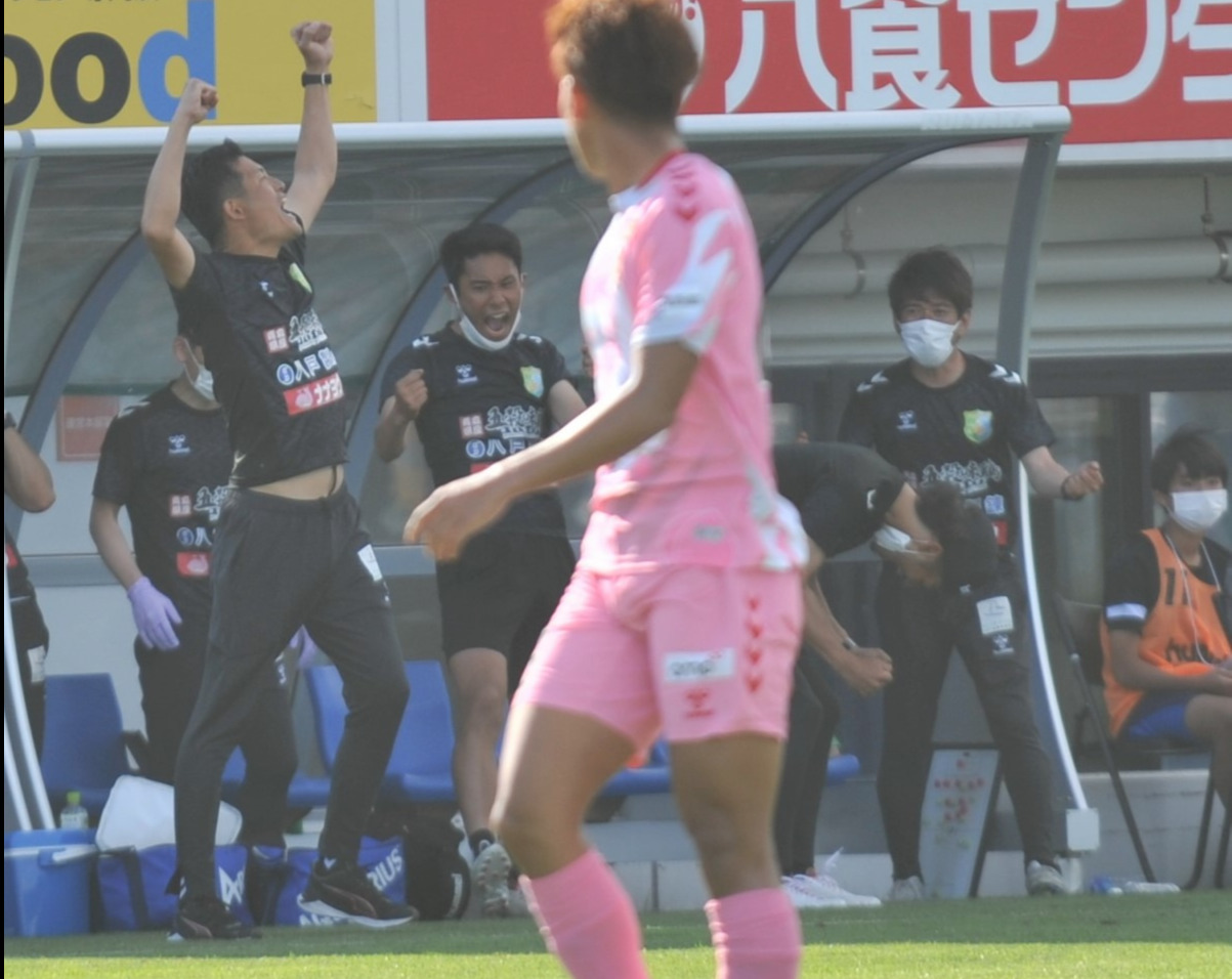 試合終了の瞬間、志垣新監督（左）は、両手を突き上げて喜ぶ
