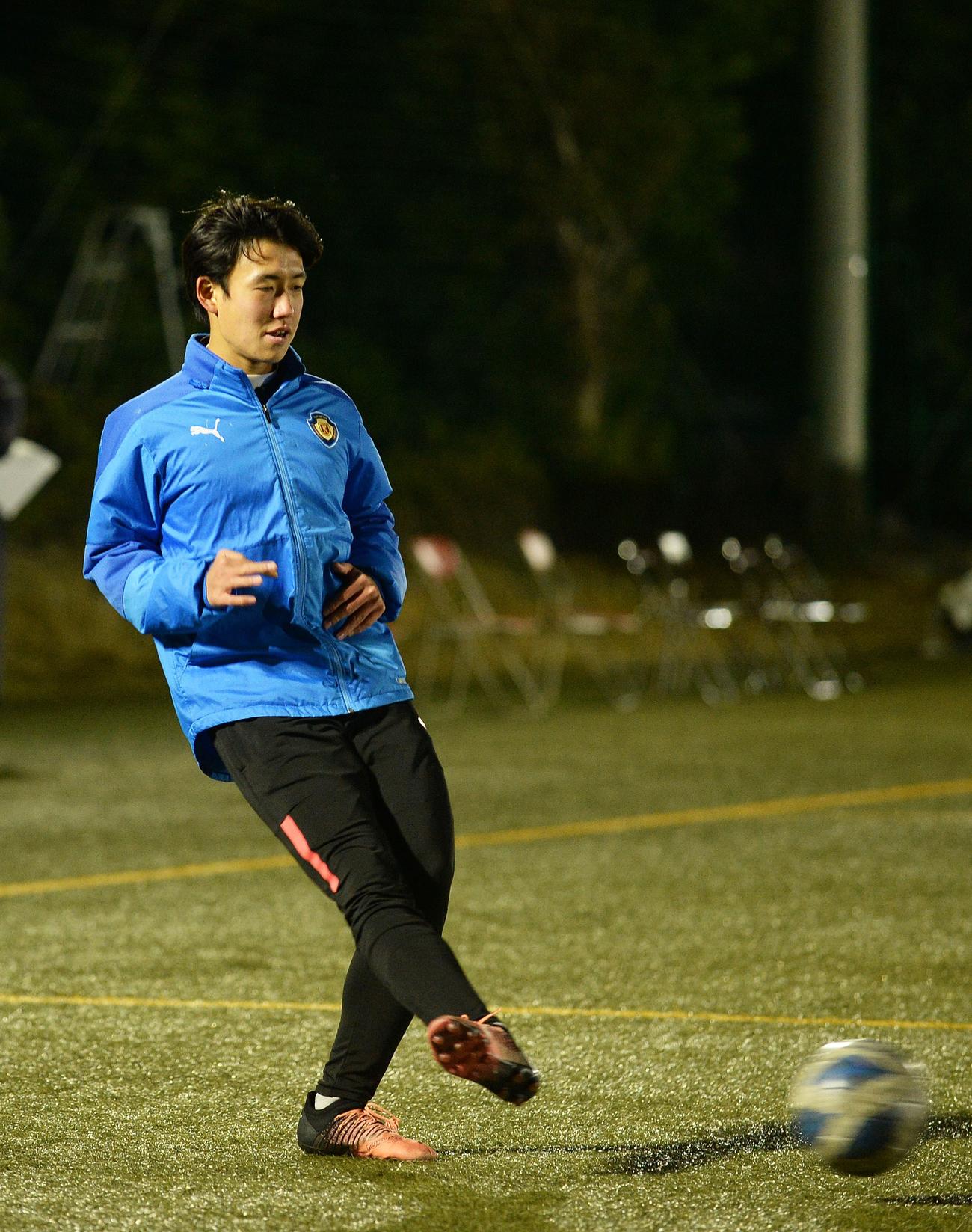 パスを出す浜松開誠館FW宮崎（12月15日撮影）
