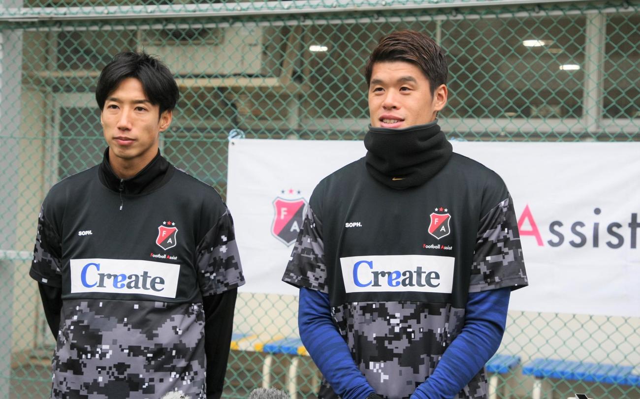 サッカー教室イベントに参加した磐田・大津（左）と浦和・酒井（撮影・藤塚大輔）