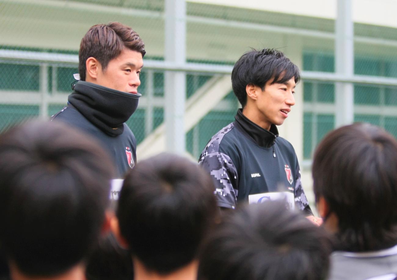 サッカー教室イベントで子どもたちに話しかける浦和・酒井（左）と磐田・大津（撮影・藤塚大輔）