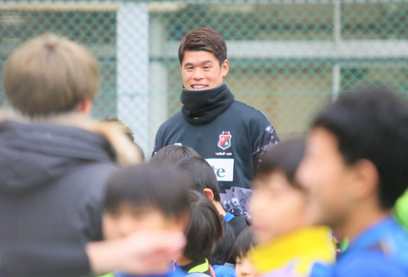 サッカー教室イベントで笑顔を見せる浦和・酒井（撮影・藤塚大輔）