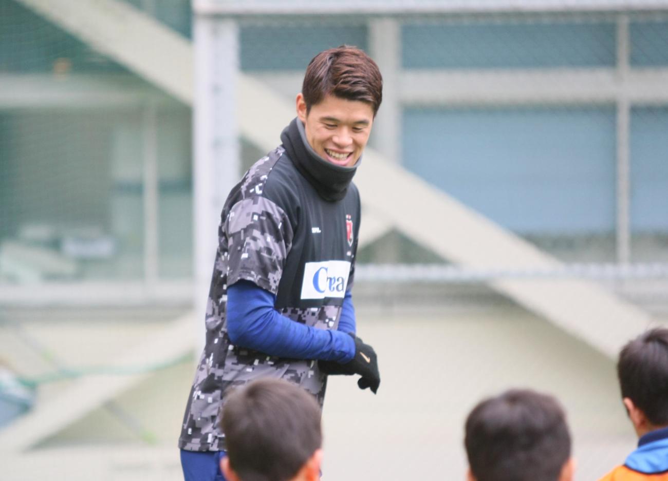 サッカー教室イベントで笑顔を見せる浦和・酒井（撮影・藤塚大輔）
