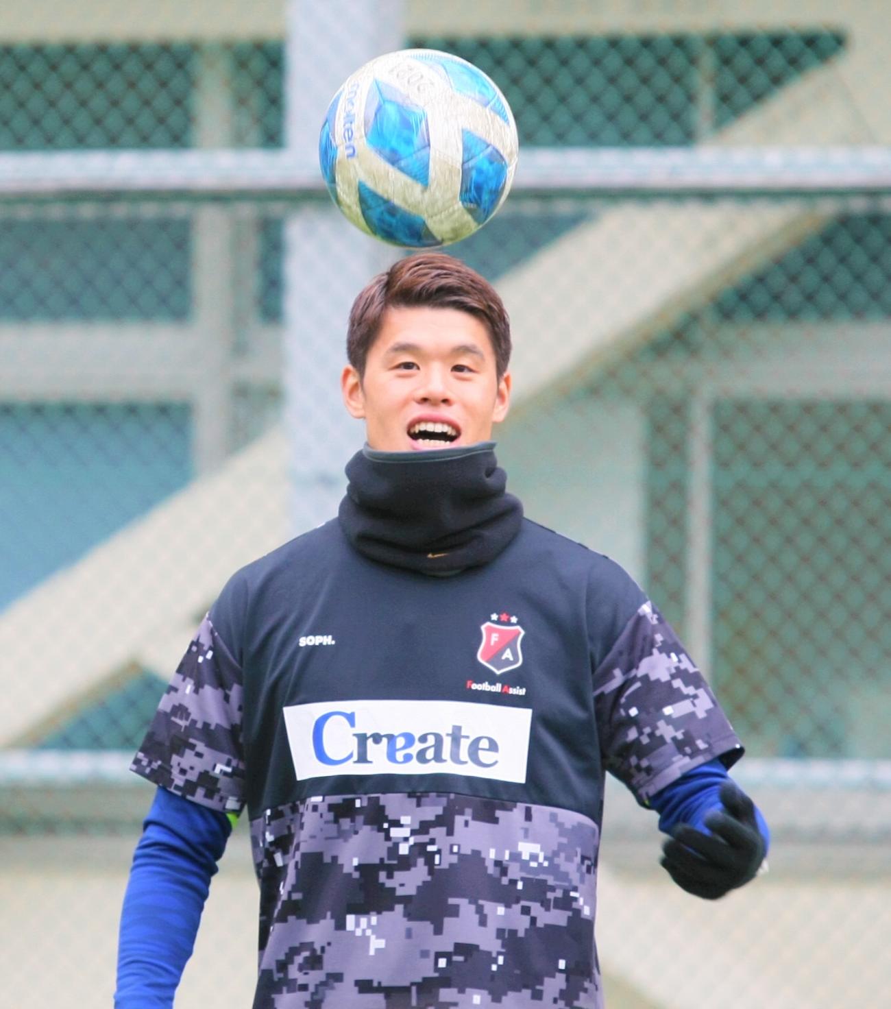 サッカー教室イベントで笑顔を見せる浦和・酒井（撮影・藤塚大輔）