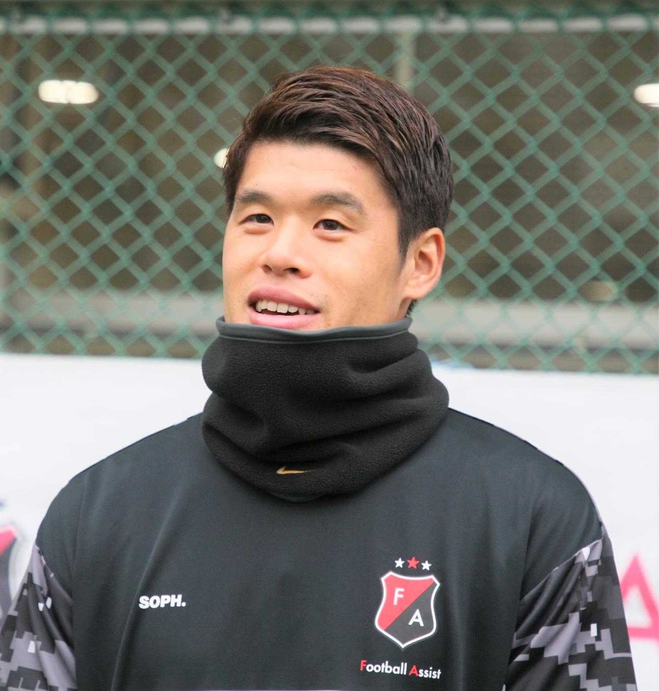 サッカー教室イベント後の取材で笑顔を見せる浦和・酒井（撮影・藤塚大輔）