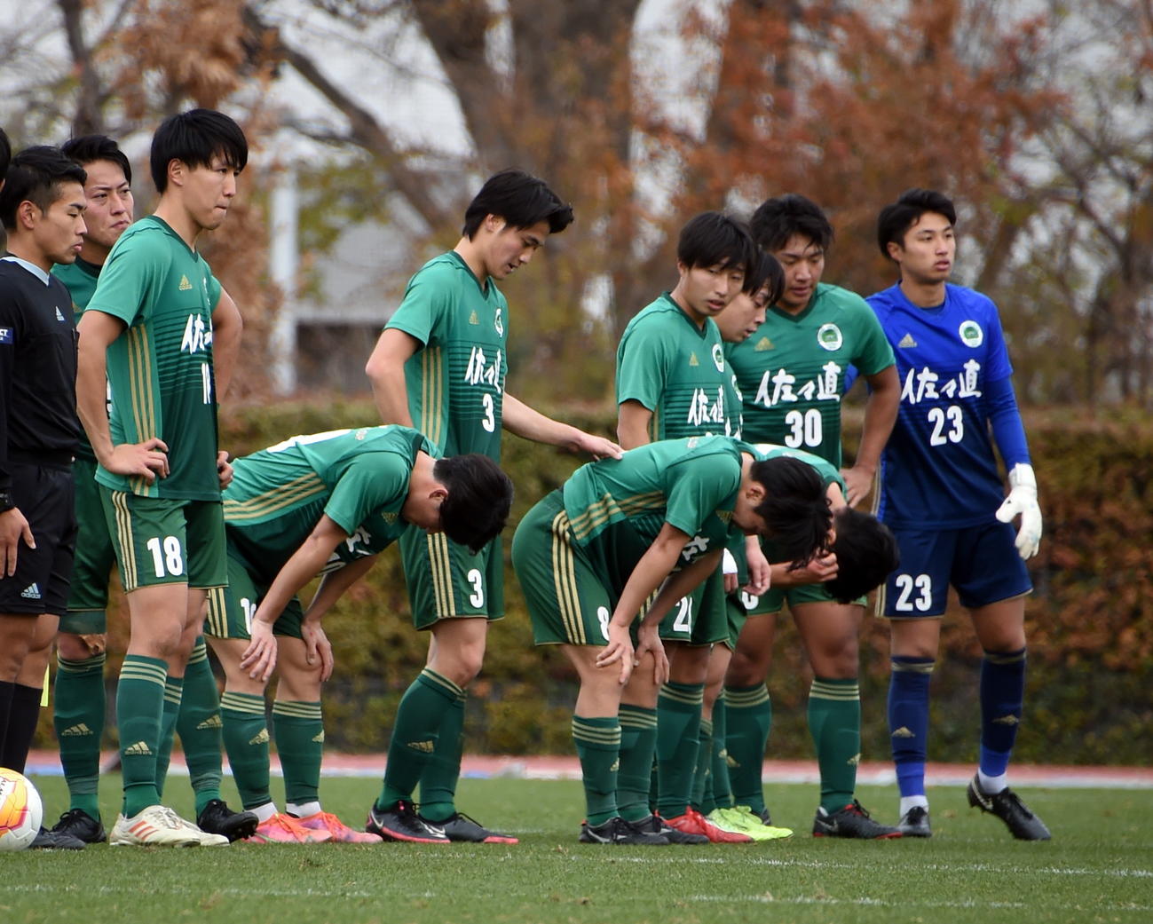 仙台大対国士舘大　4強入りを逃し肩を落とす仙台大の選手たち（撮影・山田愛斗）