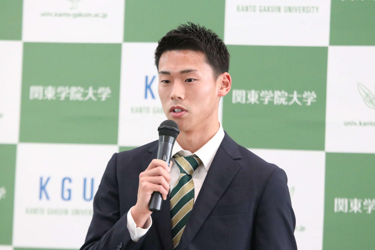 横浜M入りが決まり、会見で決意表明する関東学院大・村上（撮影・山崎純一）