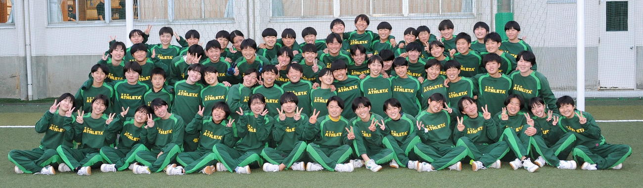 5大会連続5度目の全国選手権に臨む帝京長岡女子サッカー部のメンバー