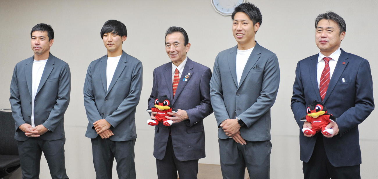 記念撮影に納まる、左からホンダFC安部監督、MF草刈、鈴木浜松市長、GK楠本、稲垣充孝部長　