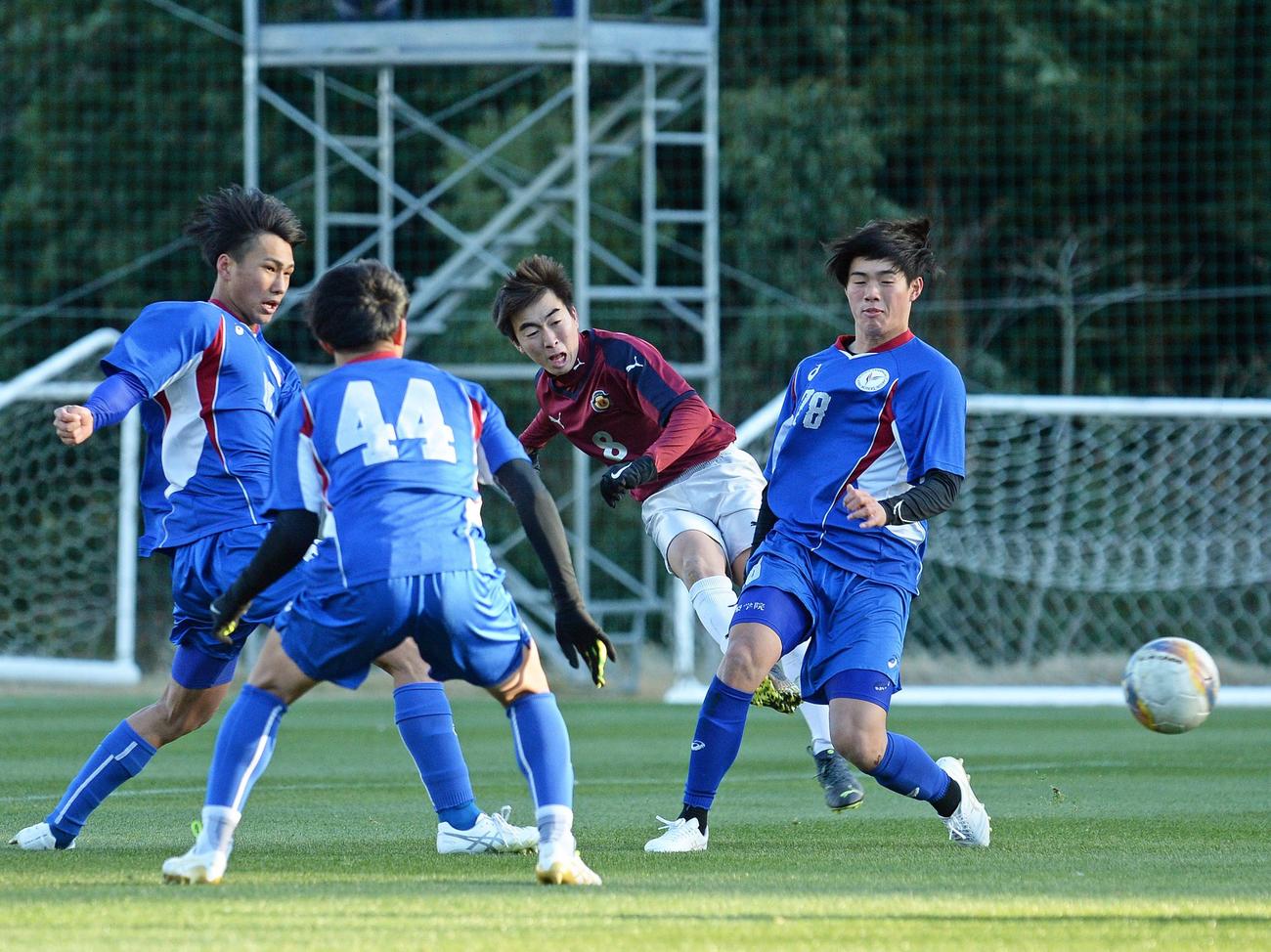 相手に囲まれながらシュートを放つ浜松開誠館MF今井（右から2人目）