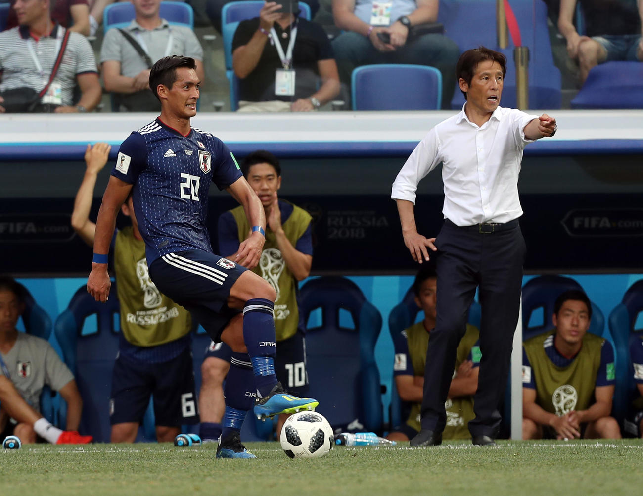 18年6月28日、ロシアW杯　日本対ポーランド　後半、攻撃せずボールを回す槙野智章（左）。右は指示する西野朗監督