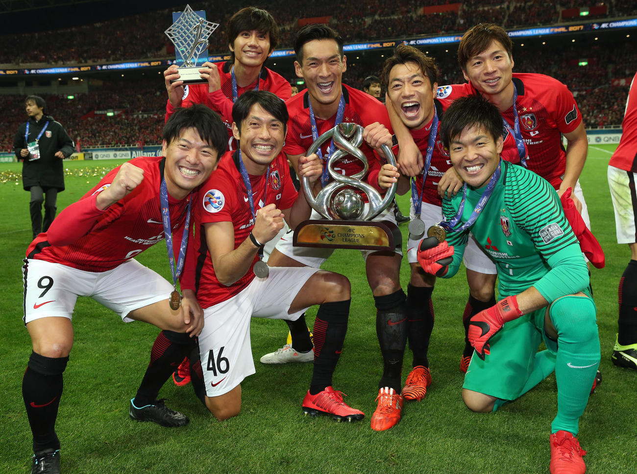 17年11月25日、浦和対アルヒラル　ACL優勝カップを手に記念撮影する、前列左から浦和MF武藤、MF柏木、DF森脇、DF槙野智章、MF梅崎、GK西川、MF長沢