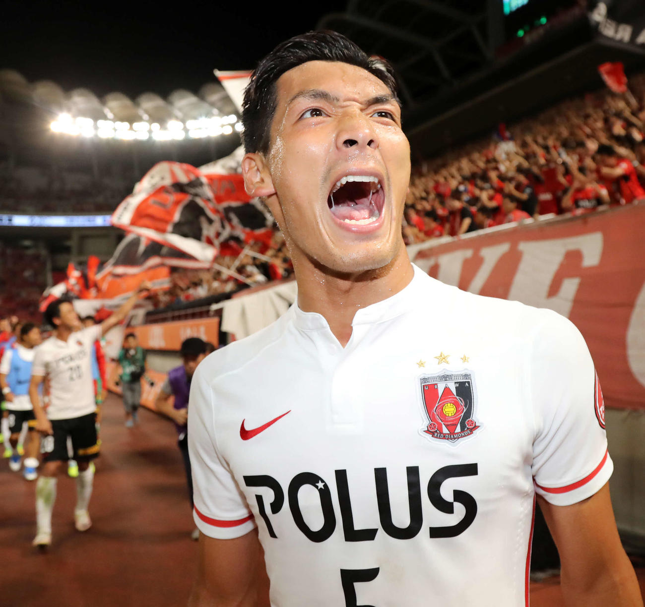 16年7月23日、鹿島対浦和　試合後、浦和サポーターに向かい雄たけびを上げるDF槙野智章