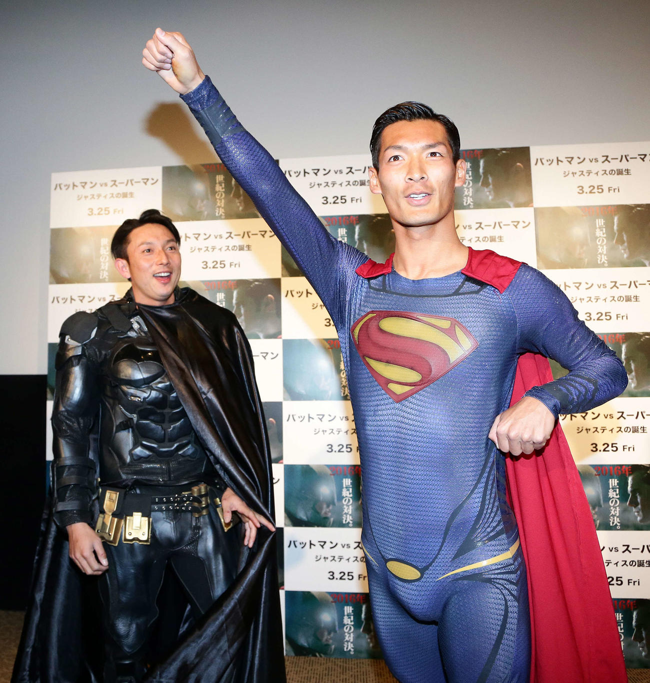 16年1月7日、バットマン川崎宗則（左）が投げたボールをヘディングしポーズを決めるスーパーマン槙野智章