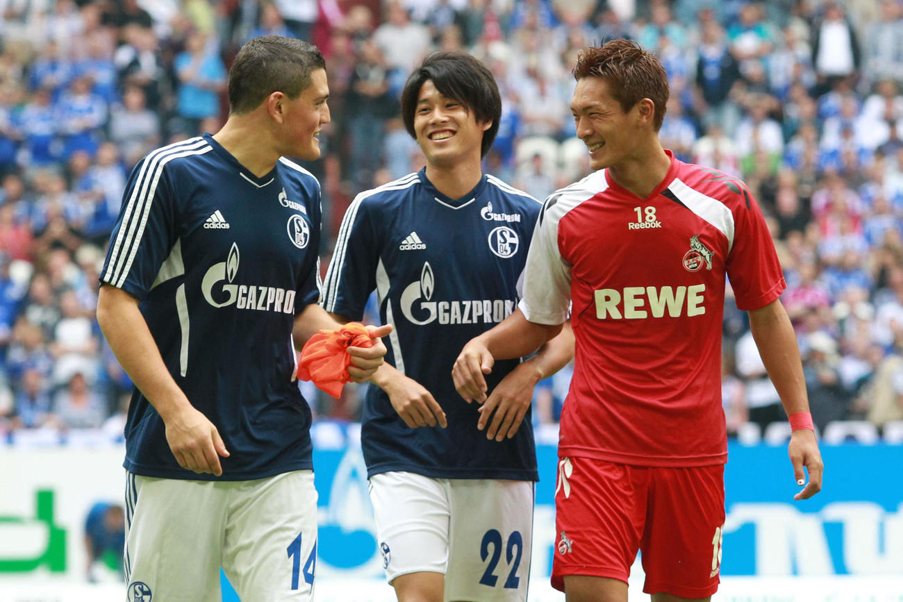 11年8月13日、ドイツ・ブンデスリーガ　シャルケ対ケルン　槙野智章（右）と話す内田篤人(中央)