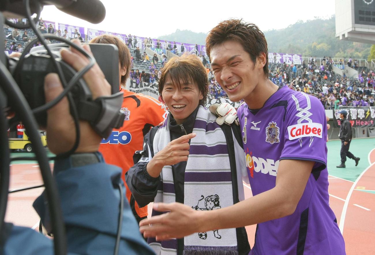 10年11月7日、広島対浦和　決勝ゴールを決めたFW佐藤（左）はDF槙野とテレビカメラの前で喜ぶ