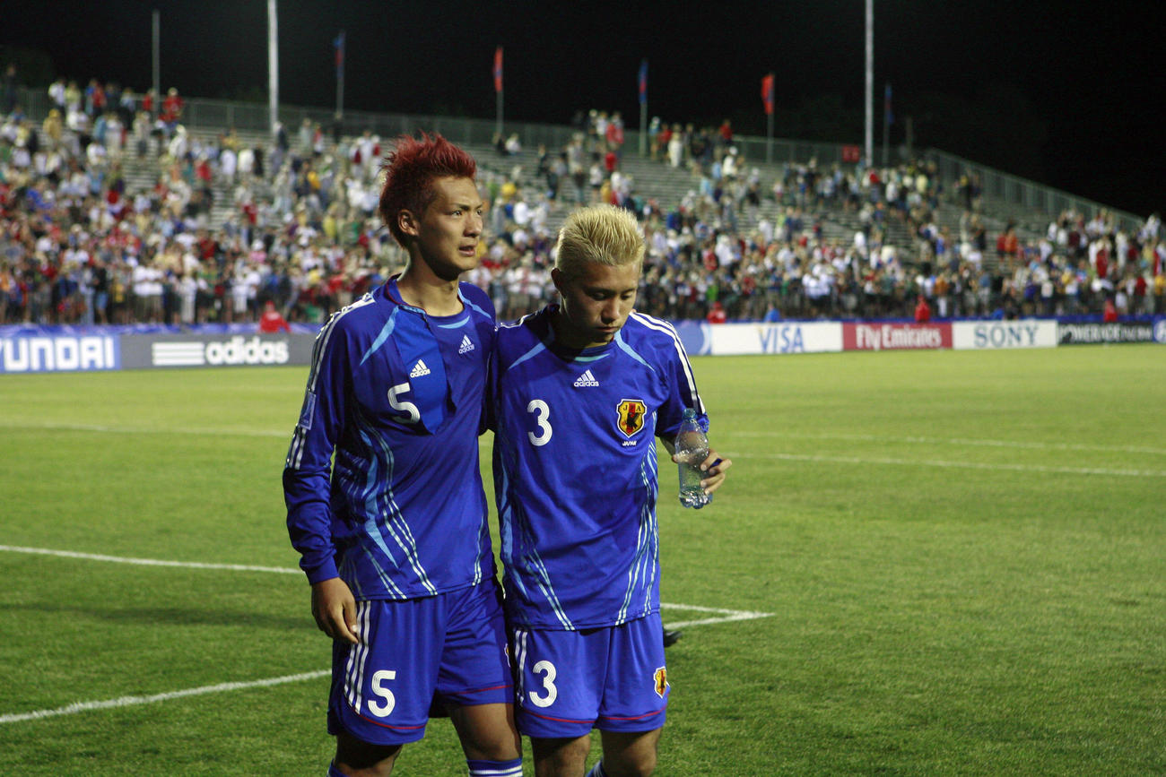 07年7月11日、U−20W杯決勝トーナメント1回戦　日本対チェコ　試合に敗れ、悔しがる槙野智章（左）と安田理大