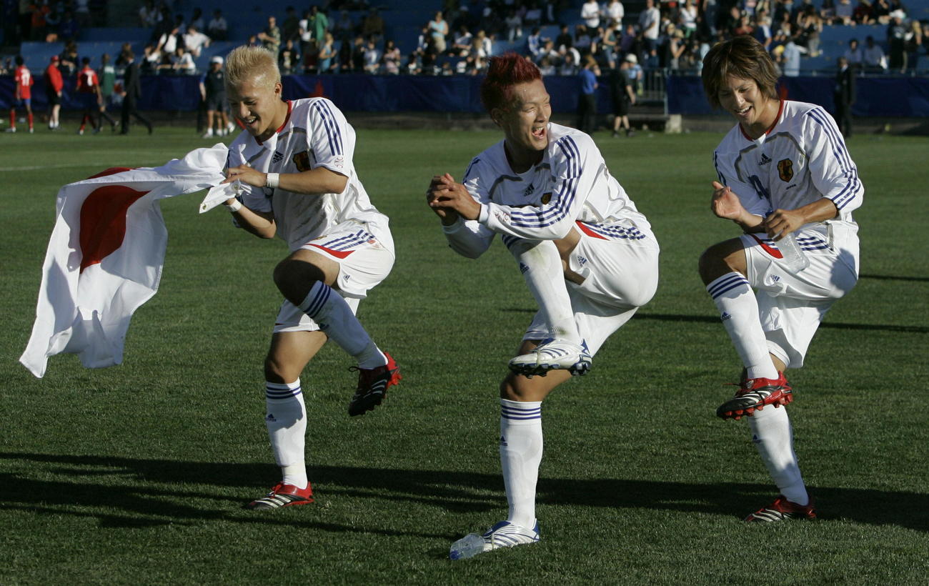 07年7月4日、Uー20W杯一次リーグF組　日本対コスタリカ　勝利を喜ぶ（左から）安田理大、槙野智章、青木孝太