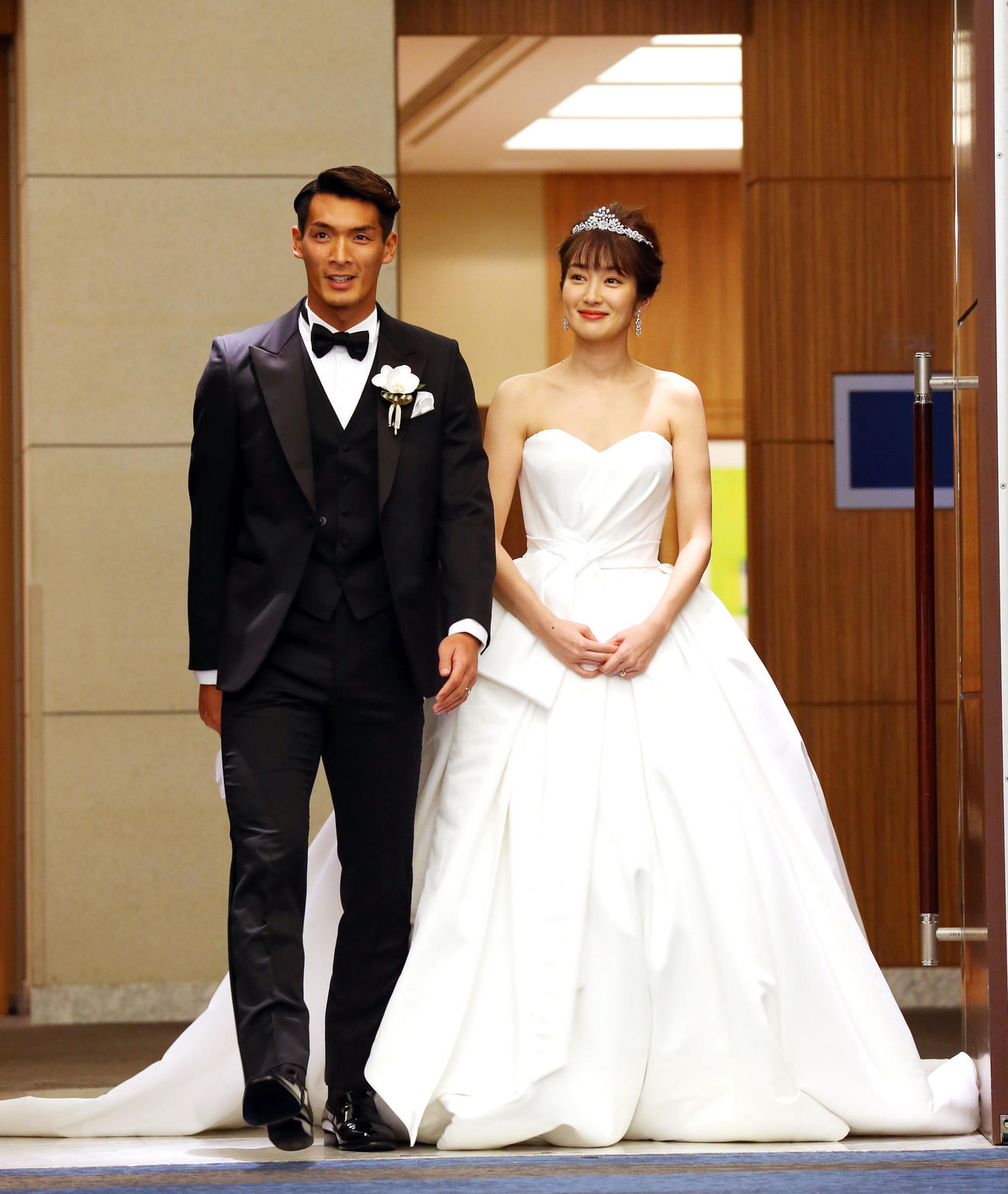 18年12月26日、結婚披露宴を行ったJ1浦和槙野智章（左）と高梨臨はそれぞれタキシードと純白のドレスを着て報道陣の前に登場