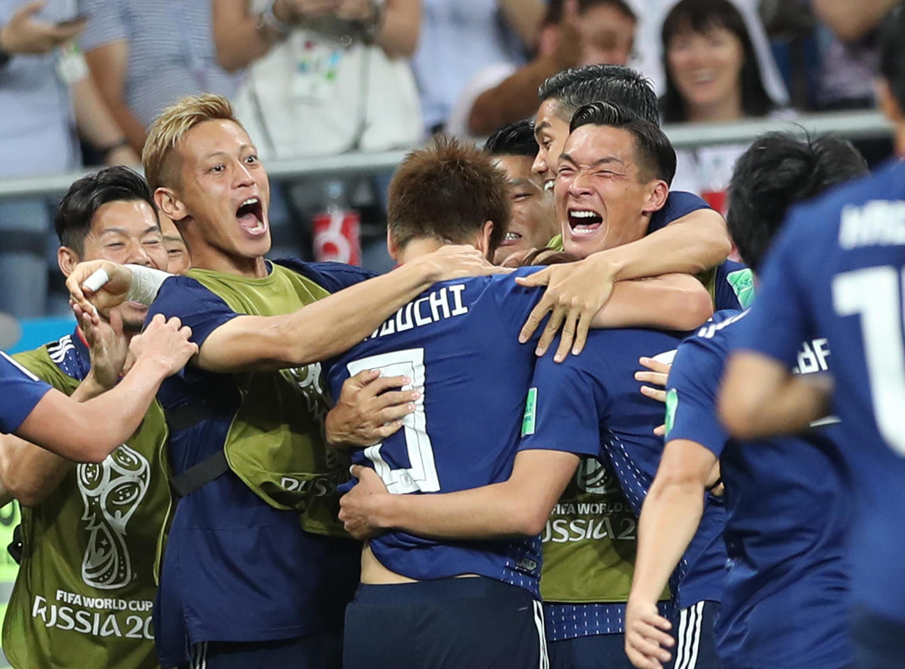 18年7月2日、ロシアW杯　日本対ベルギー　後半、2点目のゴールを決めた日本MF乾貴士（中央）は、MF本田圭佑（同左）、DF槙野智章（同右）らと喜び合う
