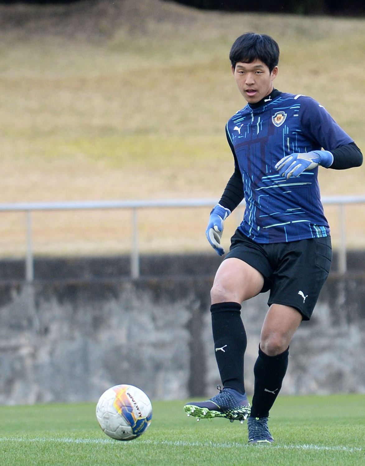 高さを生かしたセービングでレビュラー奪取をもくろむ浜松開誠館GK藤村