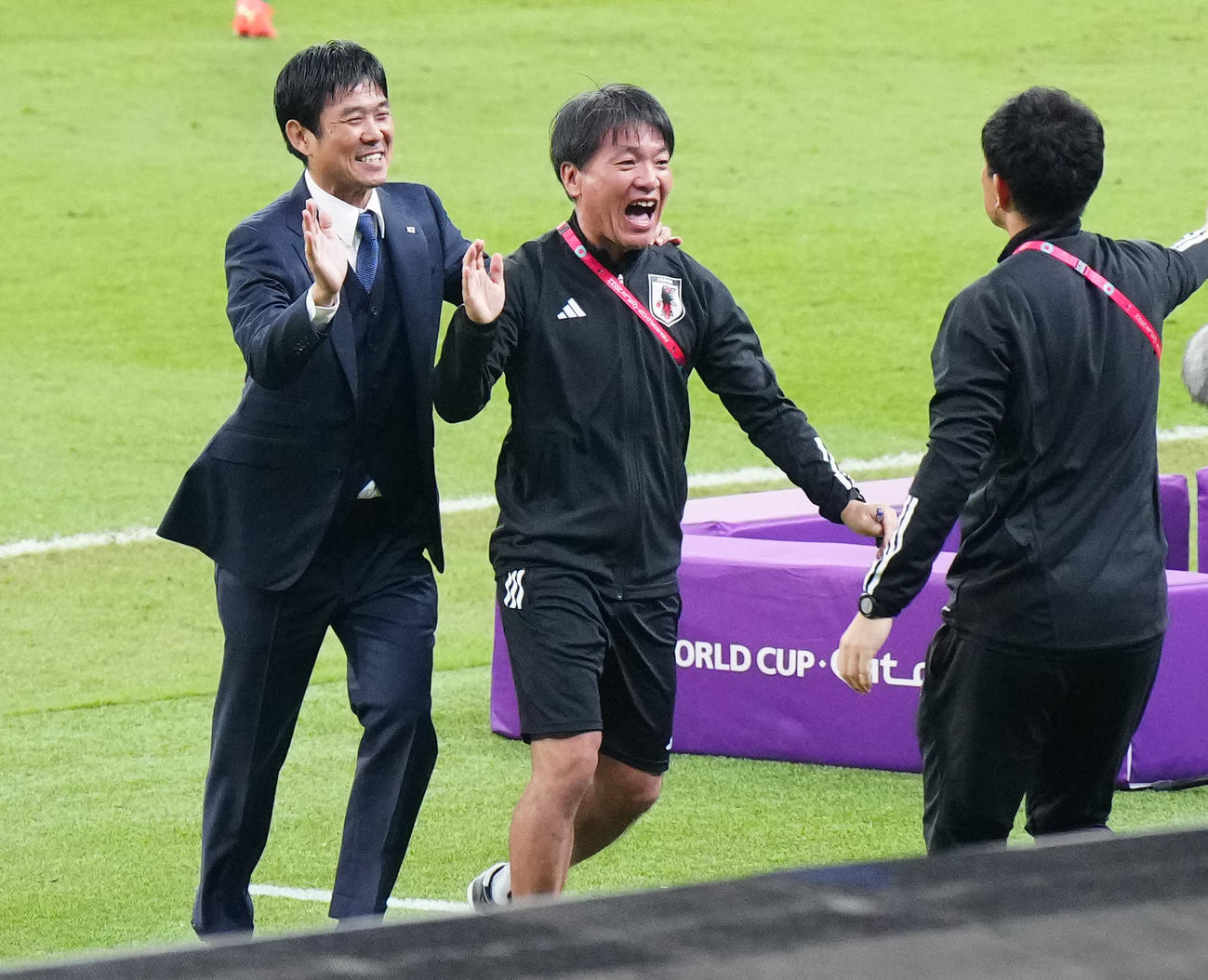 スペインに勝利し、笑顔を見せる森保監督（左）と横内コーチ（2022年12月1日撮影）