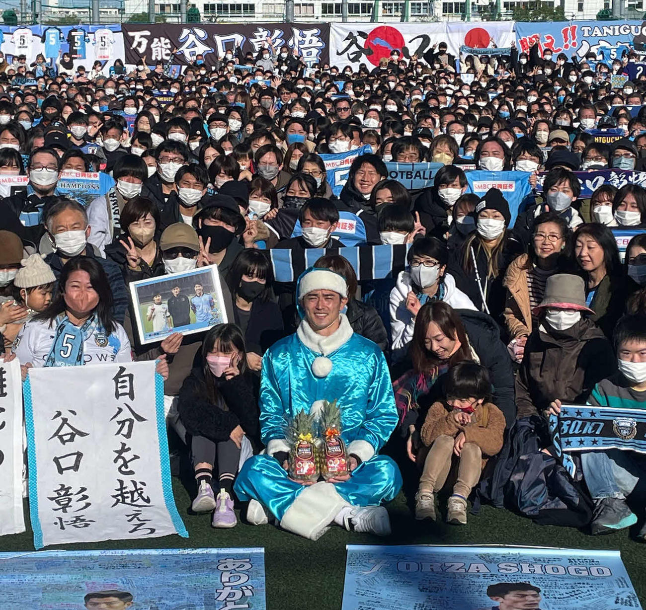 水色のサンタクロースのコスプレ姿で送別会に登場した日本代表の川崎F谷口（手前中央）