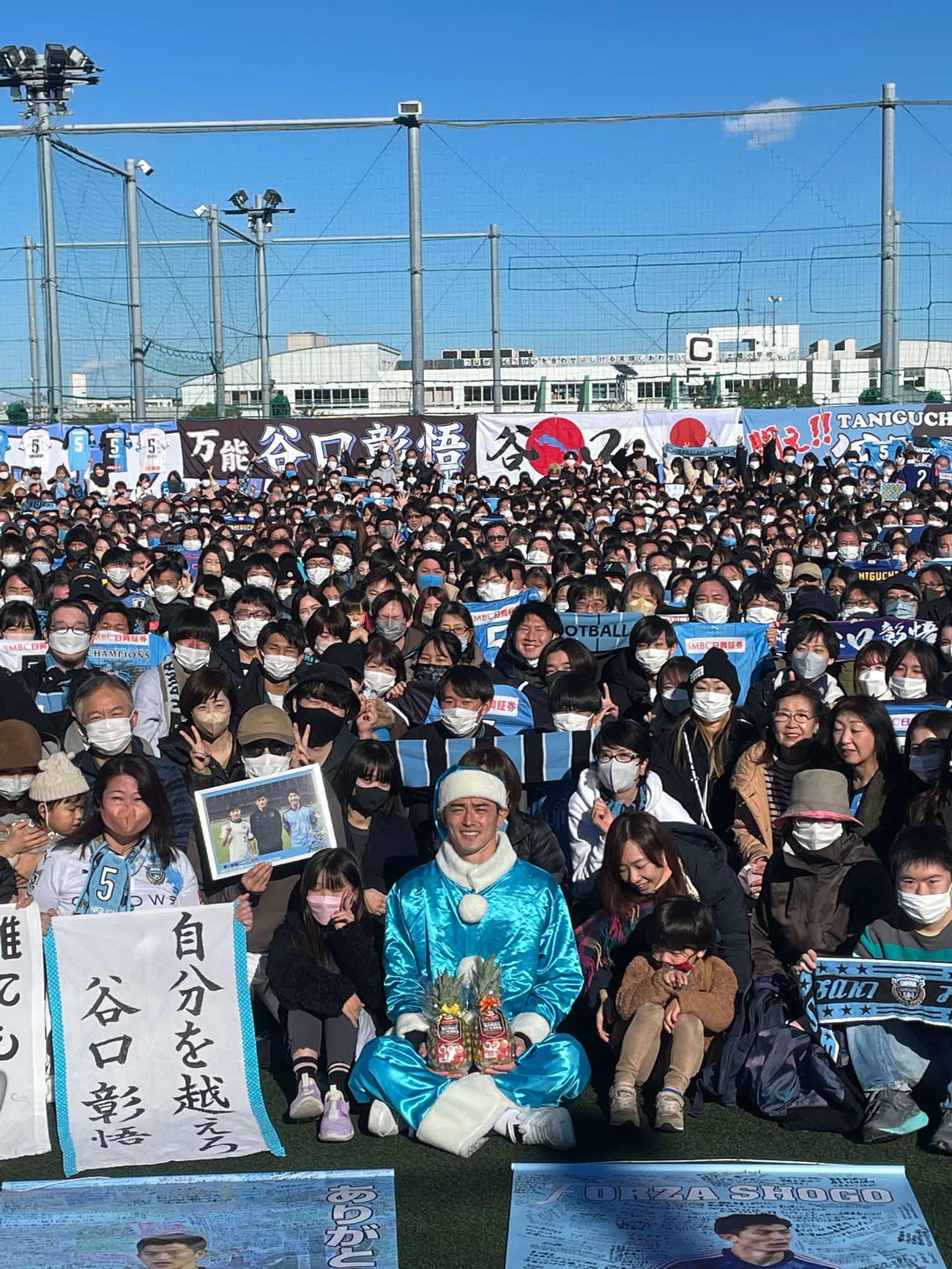 送別会に、水色のサンタクロースのコスプレ姿で登場した川崎フロンターレの日本代表DF谷口（手前中央）