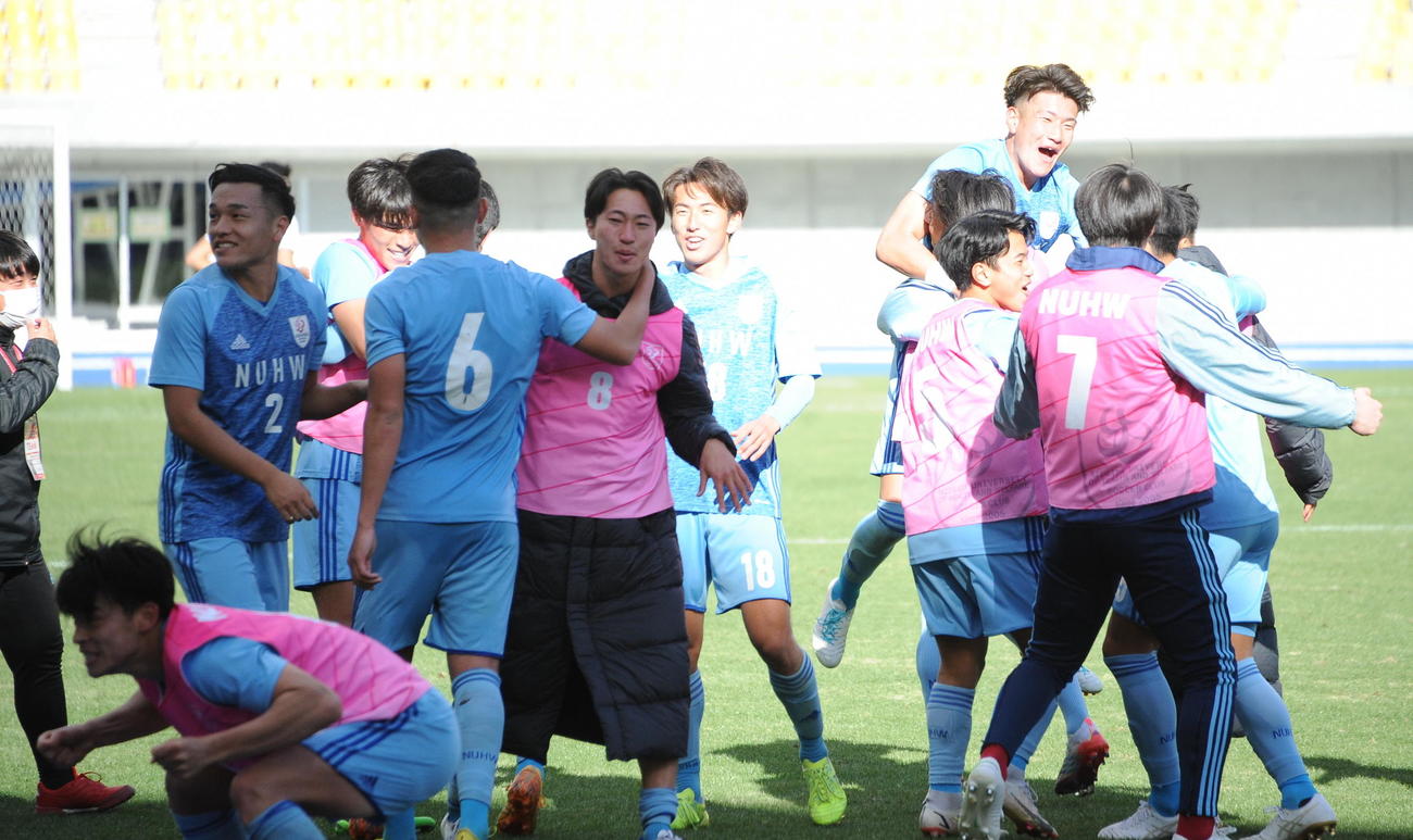初の決勝進出を喜ぶ新潟医療福祉大の選手たち