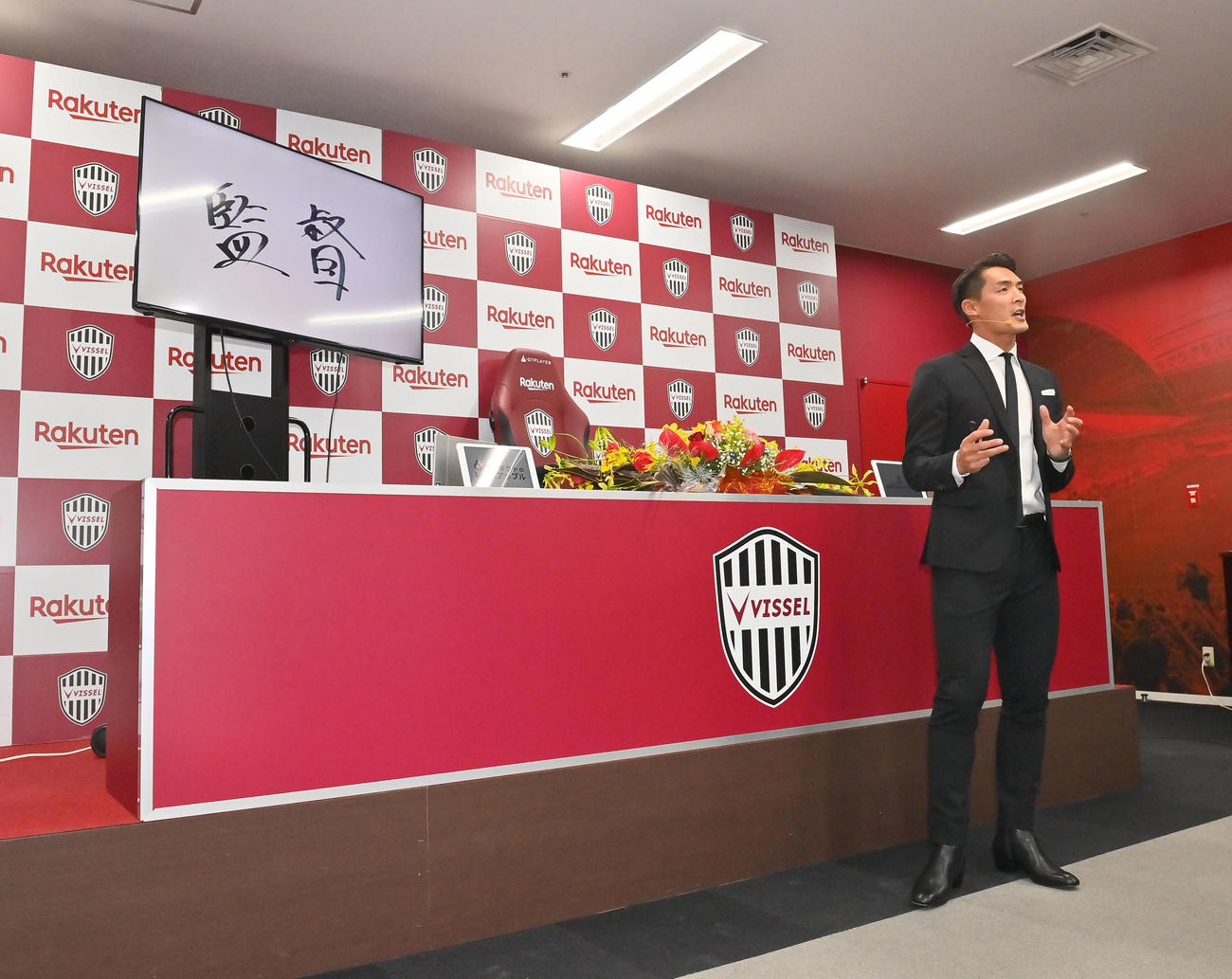 映像を使い、今後について説明する神戸槙野（撮影・和賀正仁）