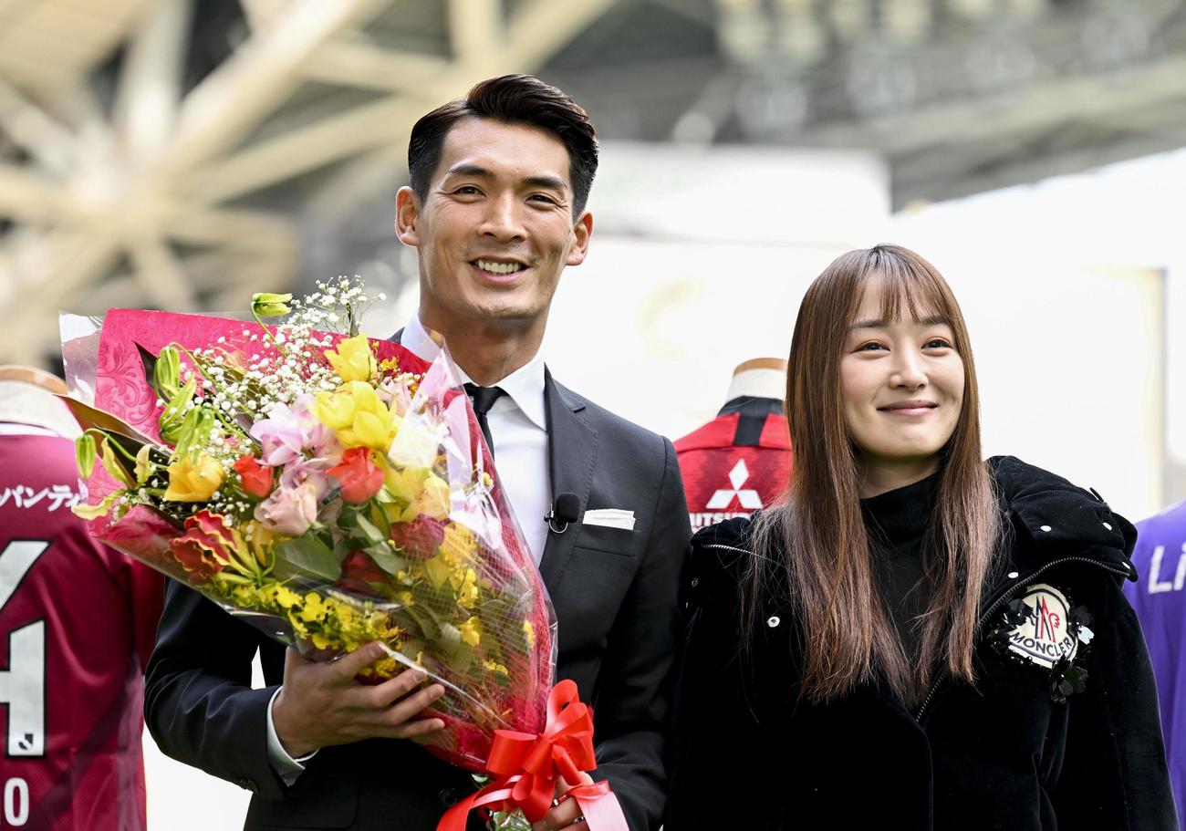 現役引退の記者会見を終え、妻で女優の高梨臨（右）と記念写真に納まる槙野智章（共同）