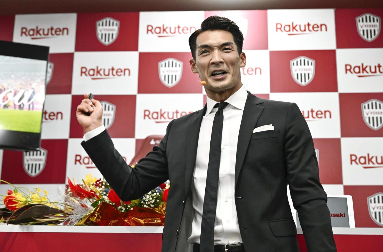 現役引退の記者会見で、今後の活動方針などをプレゼンテーションする槙野智章（共同）
