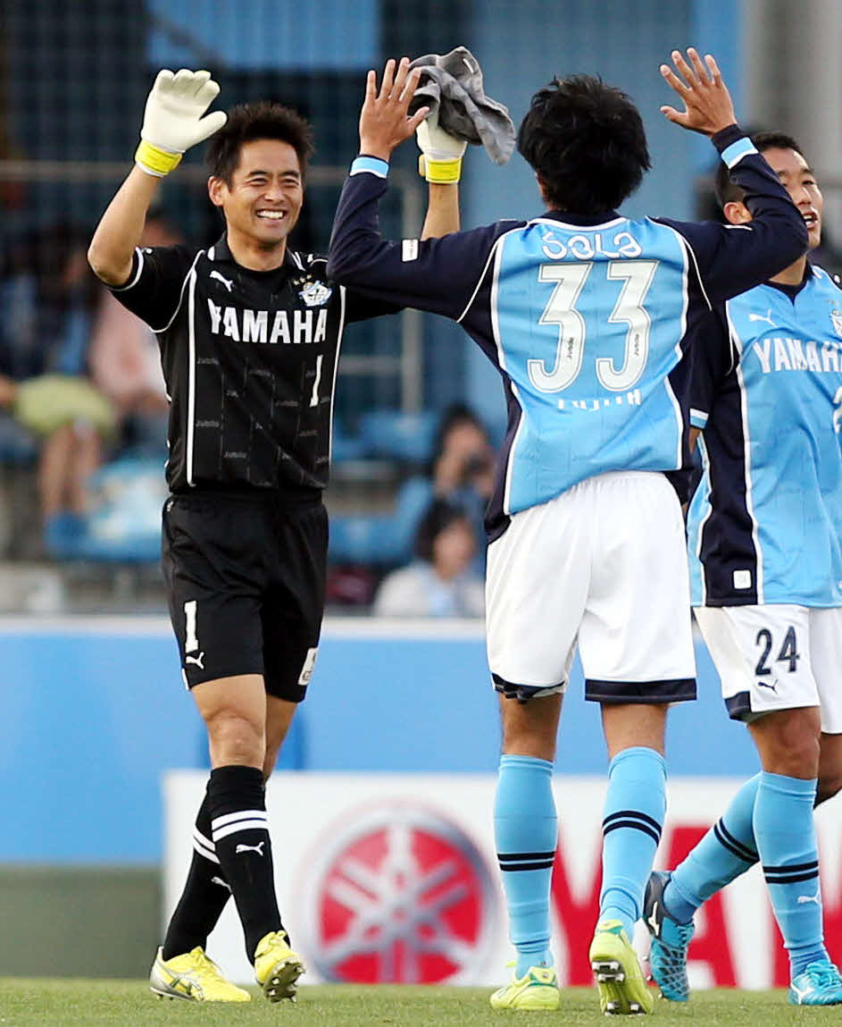 13年4月、勝利を喜ぶ磐田GK川口（左）