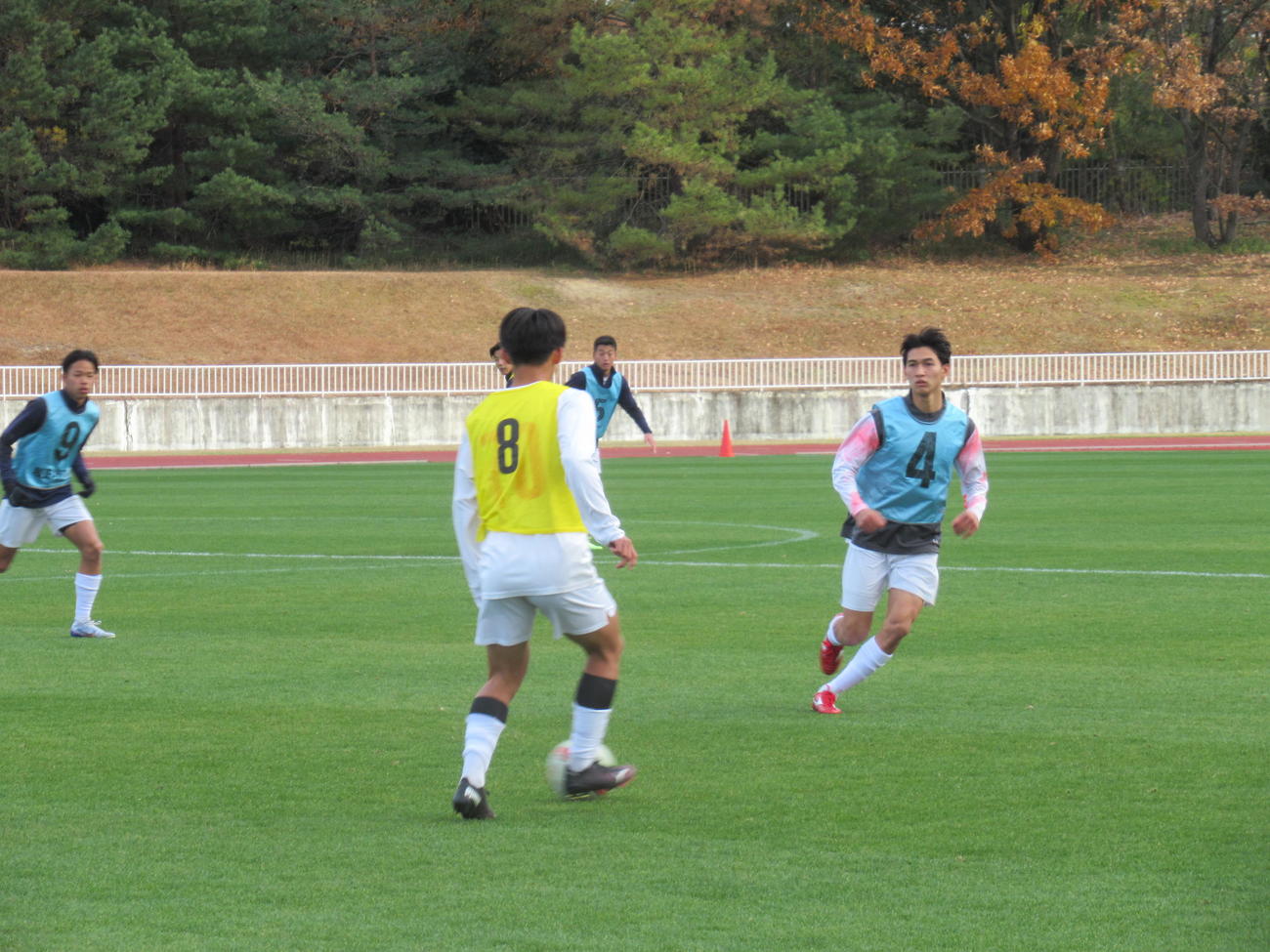 紅白戦でボールを追う川崎F内定の履正社MF名願斗哉（右）