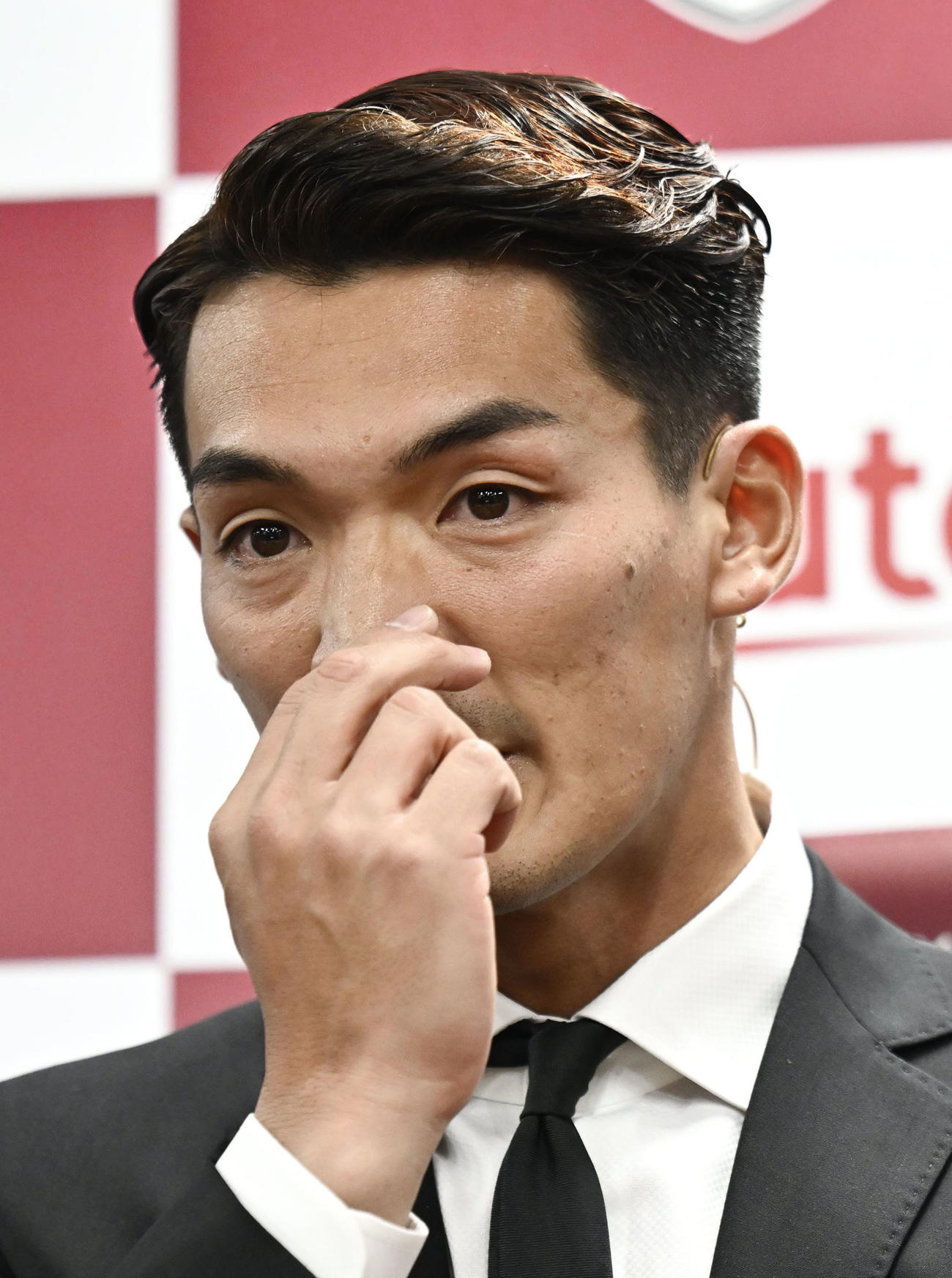 現役引退の記者会見で涙ぐむ槙野智章（共同）